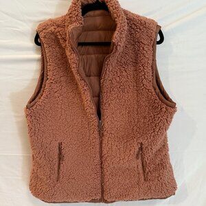 WOMEN'S REVERSIBLE SHERPA-LINED VEST - COGNAC
